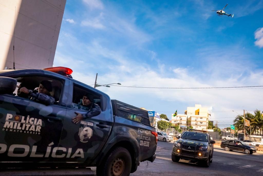 Tropas terrestre e aérea fazem cerco aos bandidos que fizeram funcionários de banco reféns