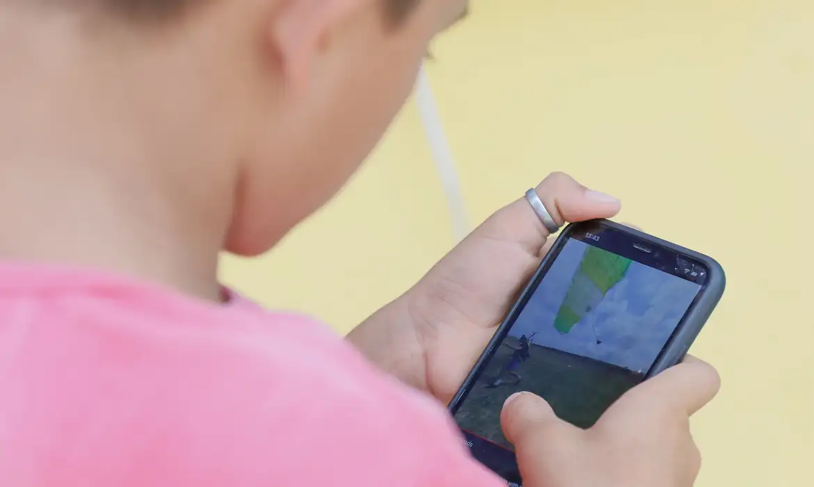 Psicólogo alerta para uso excessivo de celulares por crianças