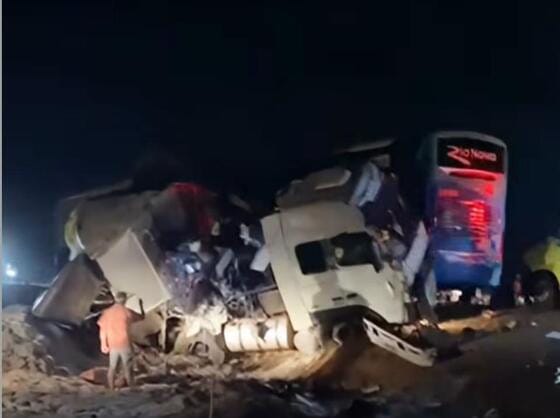 Acidente entre ônibus e carreta deixa 11 mortos e 20 pessoas feridas na rodovia BR-163; veja vídeos