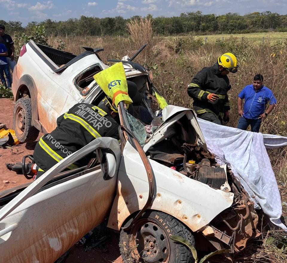 Acidente entre picape e ônibus deixa um homem morto e outro ferido em rodovia estadual