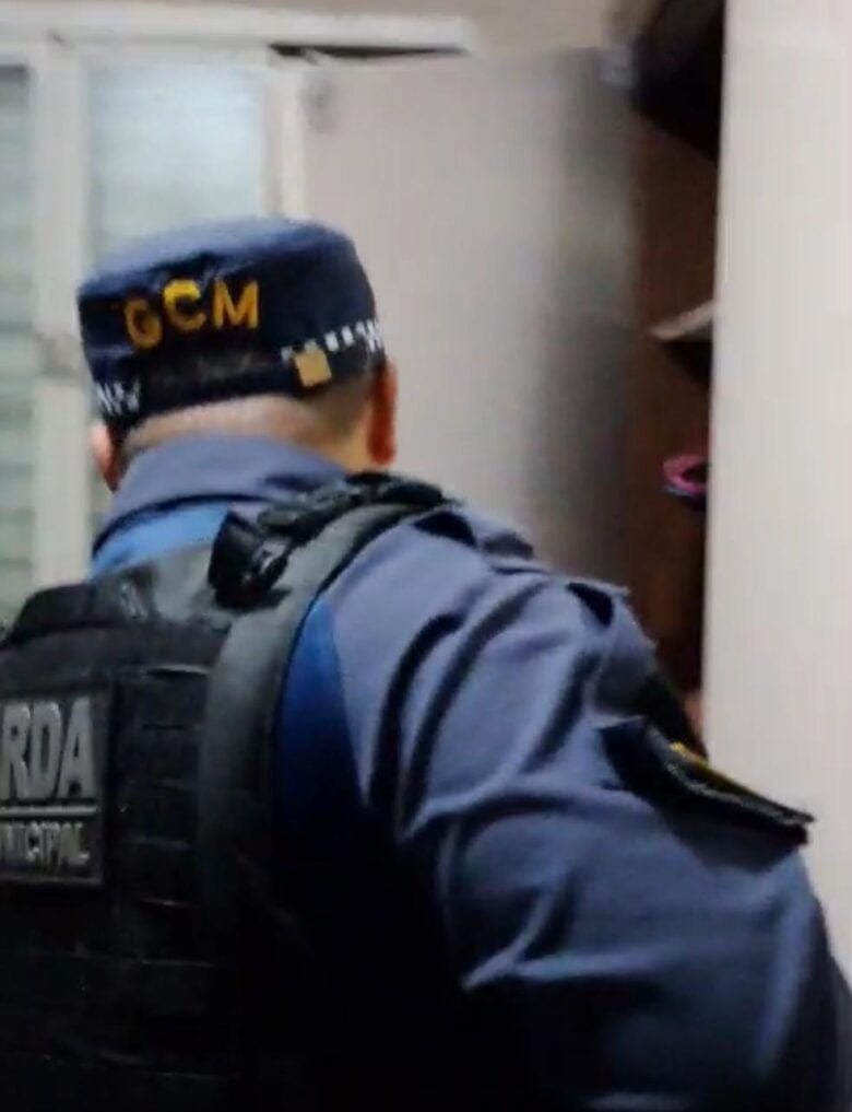 Acusado de agredir filha e companheira é encontrado dentro de guarda-roupa