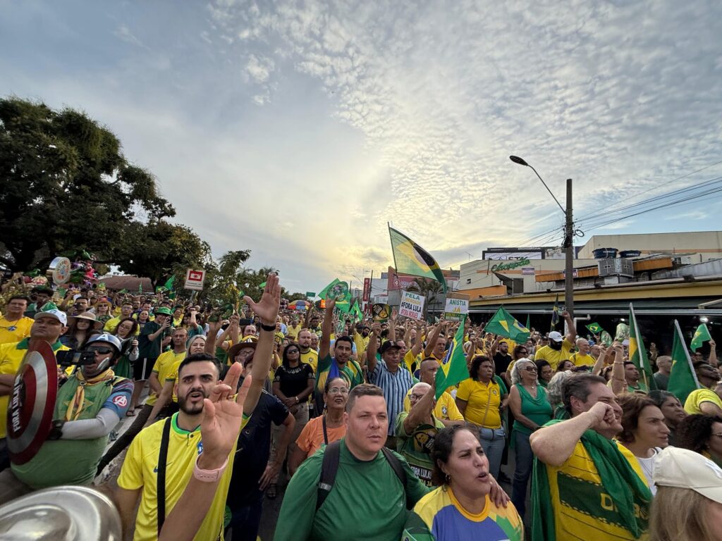 Apoiadores de Bolsonaro lotam Praça 8 de Abril em protesto contra Moraes e governo Lula
