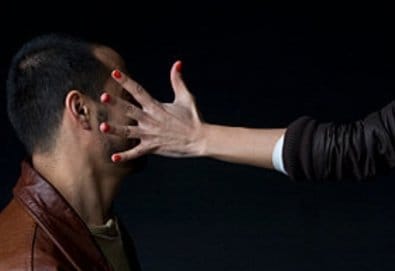 Após agressão e perseguição, homem consegue medida protetiva contra ex-namorada