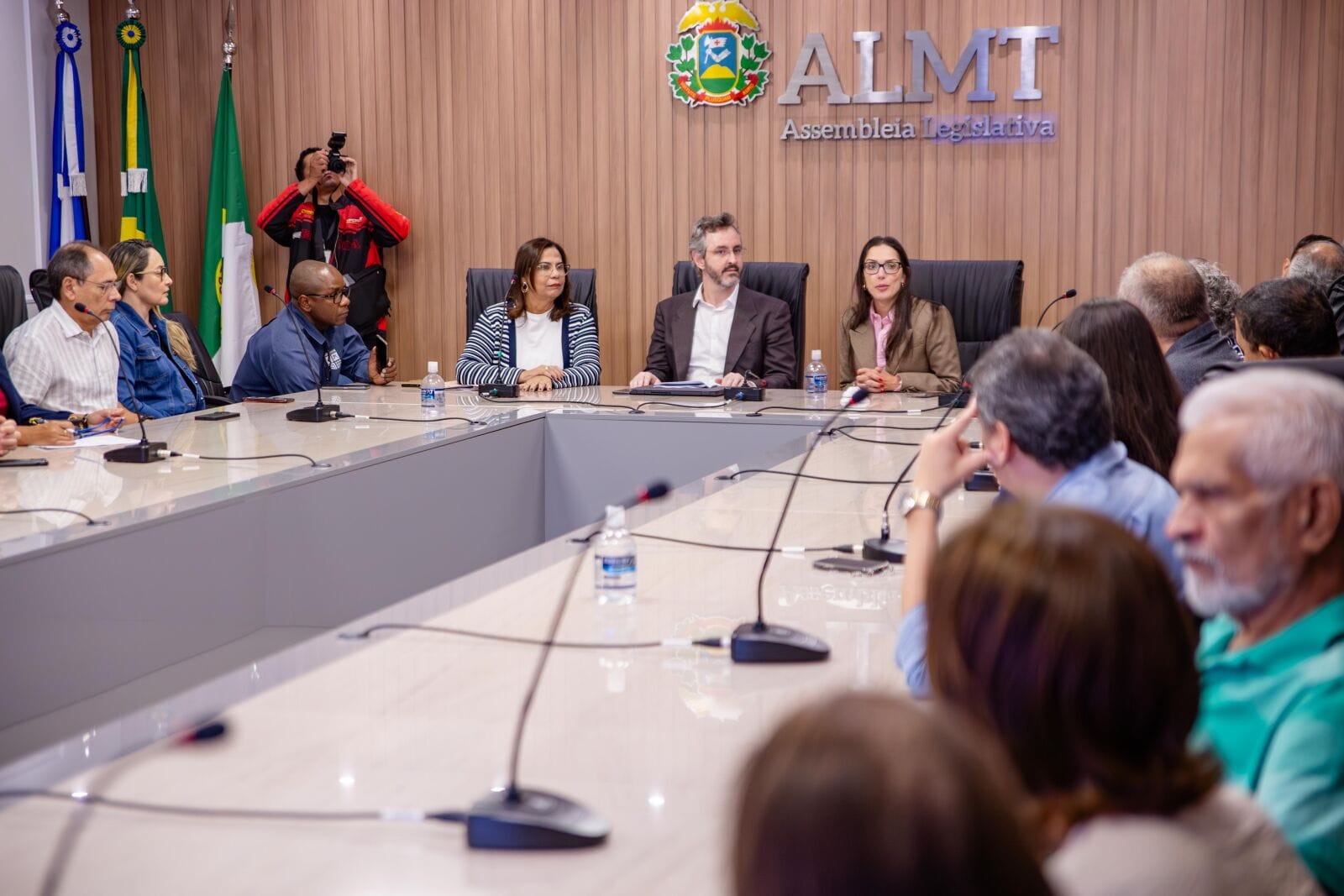 Assembleia e sindicatos querem recomposição de 20% após perda aos servidores do Estado