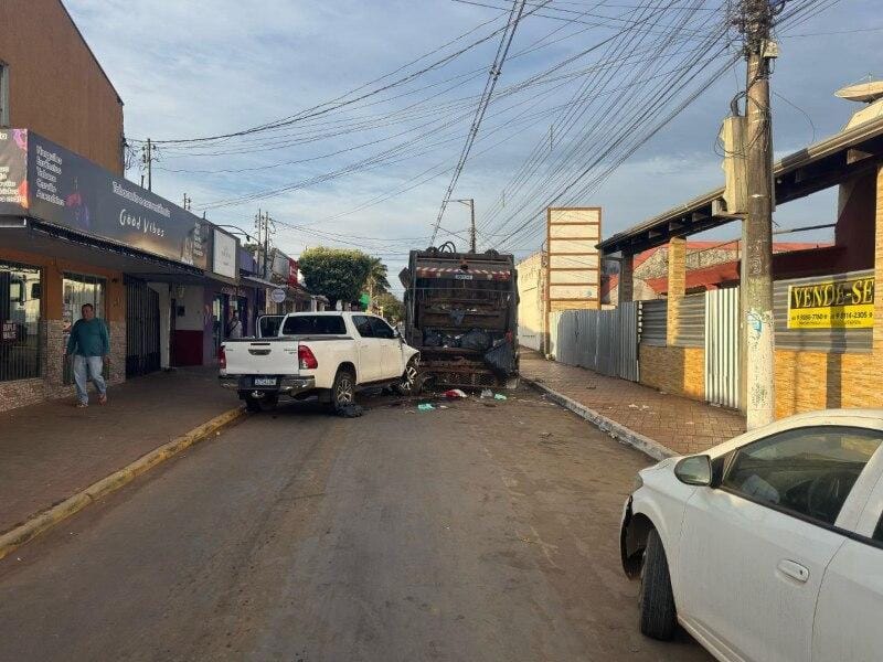 Bêbado, motorista de Hilux atinge caminhão de coleta e mata gari em Chapada dos Guimarães