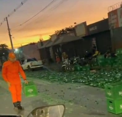 Câmera flagra momento que caminhão tomba e perde carga de cerveja em rodovia de VG