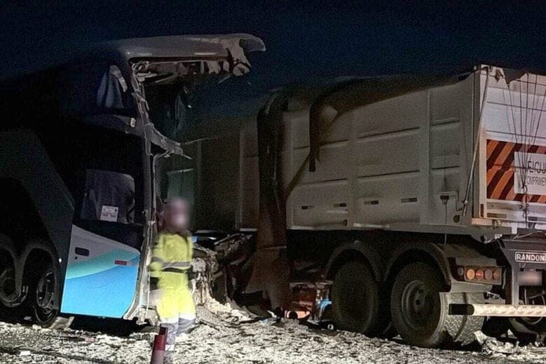 Carreta envolvida em acidente com 11 mortos e mais de 40 feridos trafegava fora do horário, diz PRF