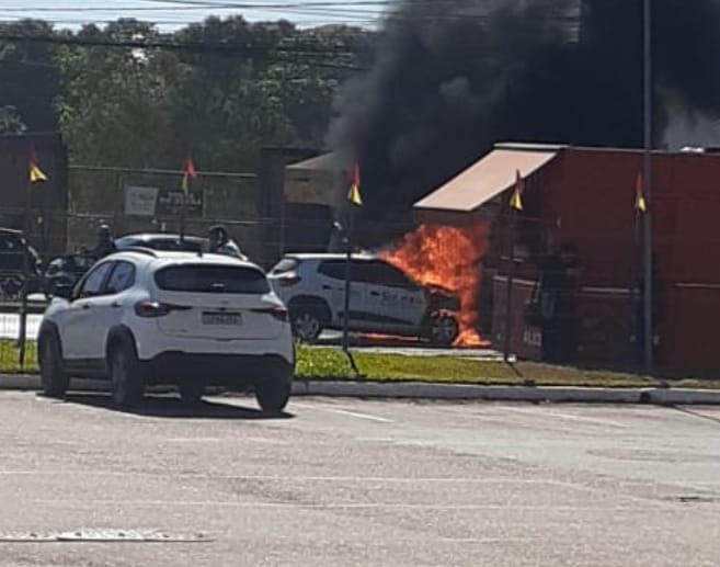Carro fica destruído após pegar fogo na avenida Fernando Corrêa em Cuiabá