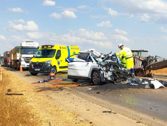Colisão com caminhão mata motorista de Corolla e deixa passageiro ferido na BR-163