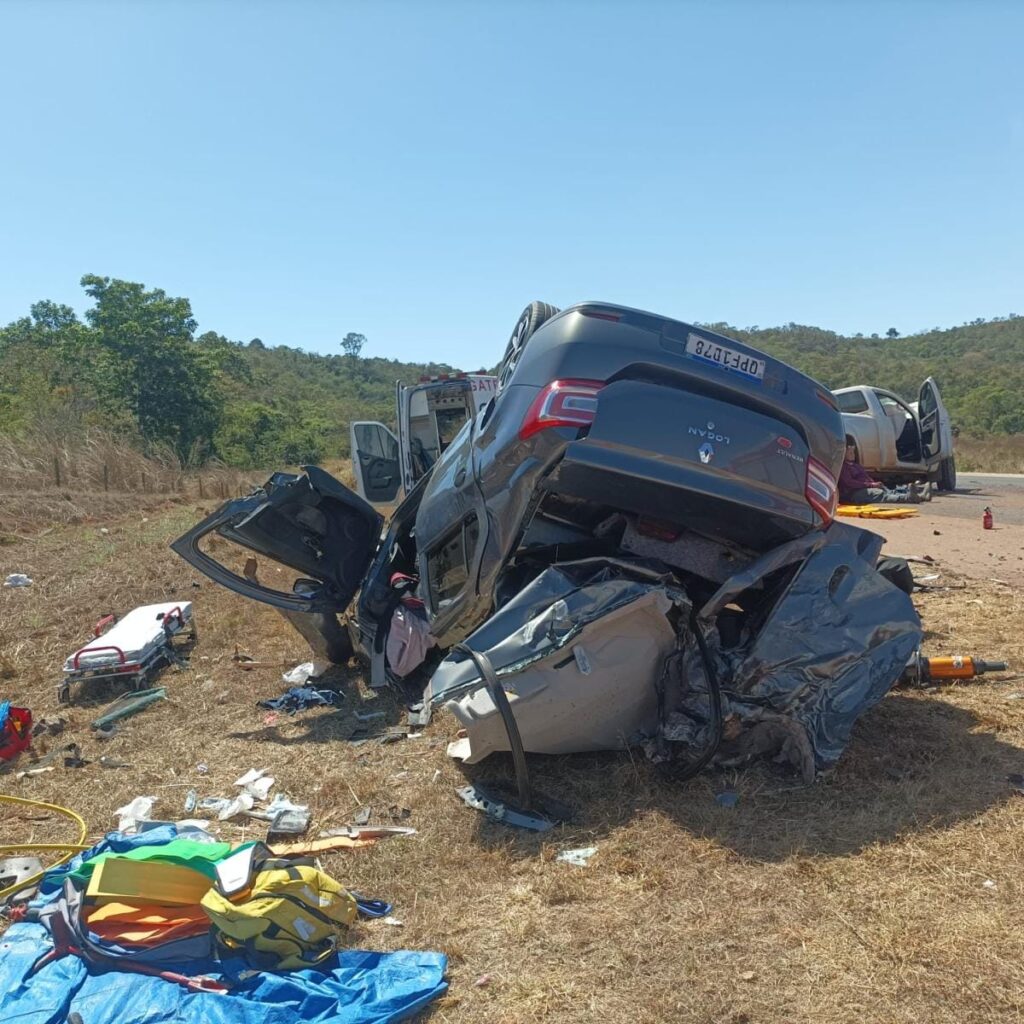 Colisão frontal entre carro e picape deixa dois mortos e três feridos em rodovia de MT; vídeo