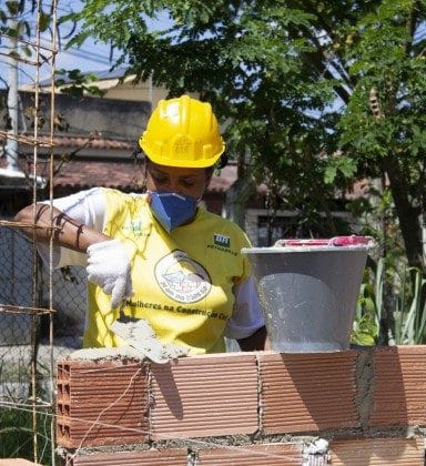 Construtora é condenada por dispensar trabalhadora que participou de greve