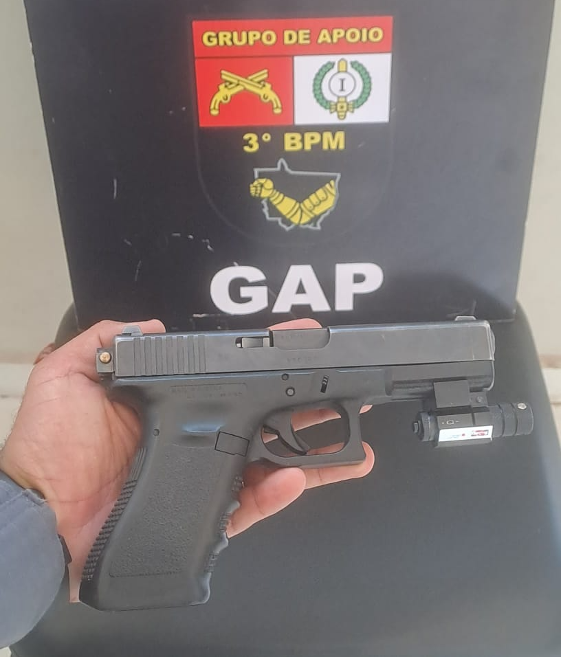 Foragido da Justiça é preso portando pistola com mira laser e seletor de rajada