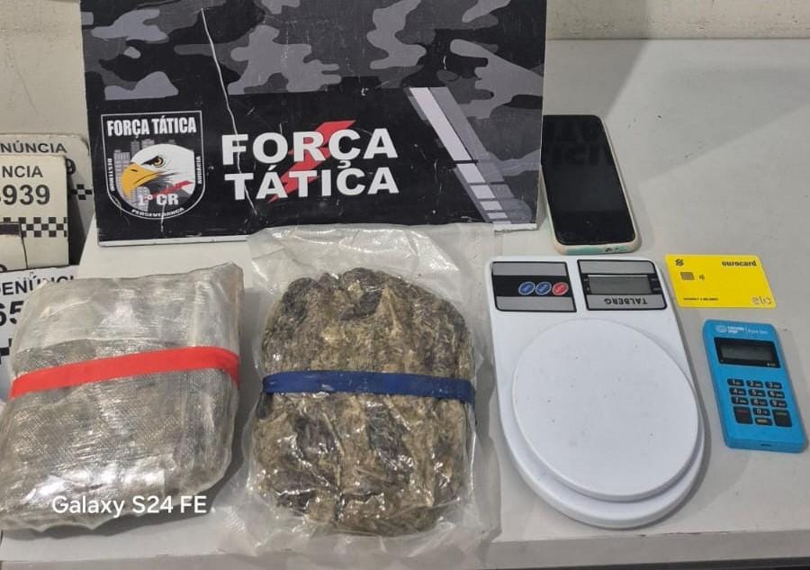 Força Tática prende dupla por tráfico de drogas e apreende pacotes de maconha