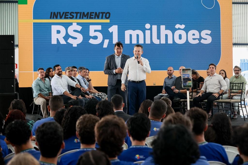 Governador anuncia licitação e 100% das escolas estaduais terão quadras poliesportivas