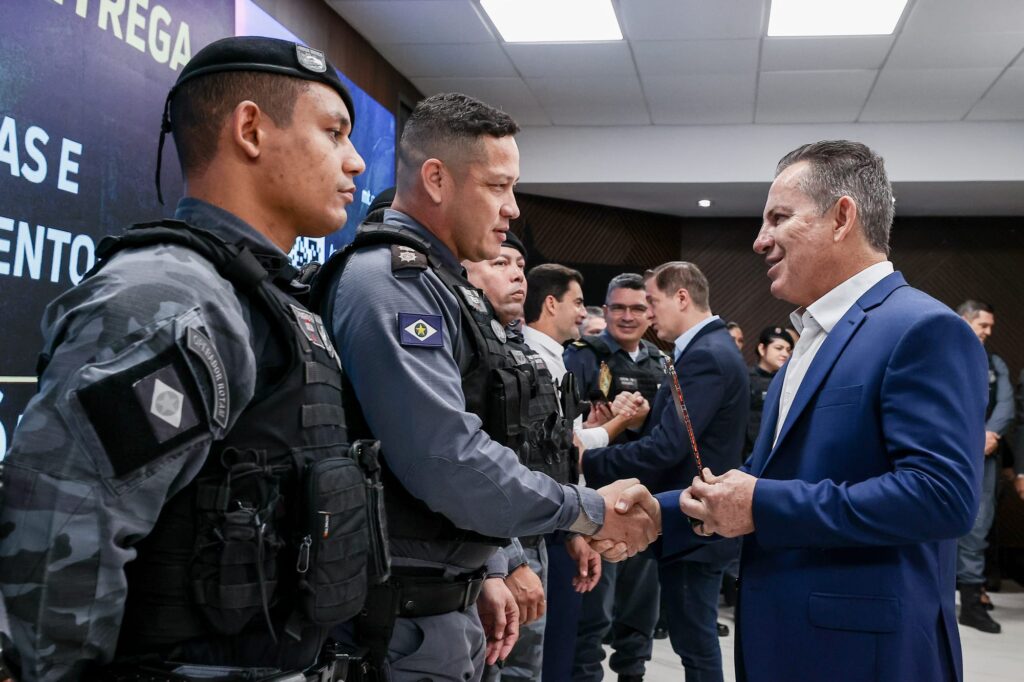 Governador anuncia pagamento do auxílio-fardamento a 14 mil policiais militares e bombeiros