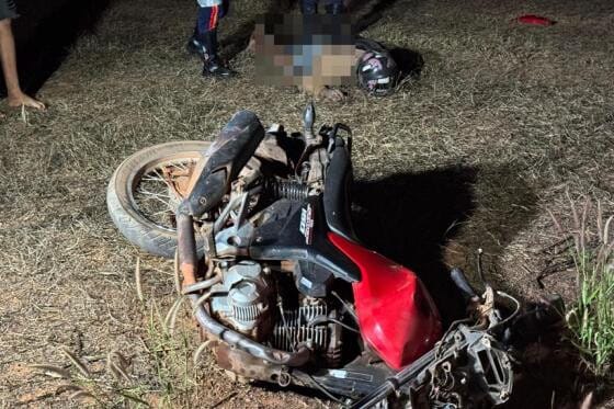 Homem de 26 anos morre ao perder controle de motocicleta e cair em canteiro