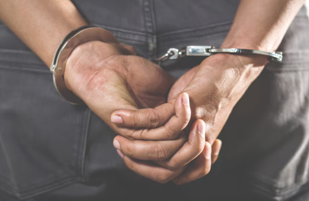 Homem é preso após tentar matar colega com telhas em Rondonópolis