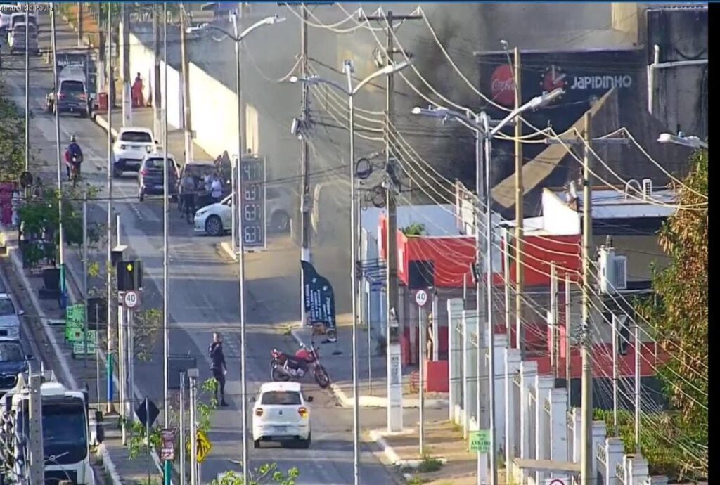 Incêndio em restaurante japonês mobiliza Corpo de Bombeiros e interdita avenida em Várzea Grande