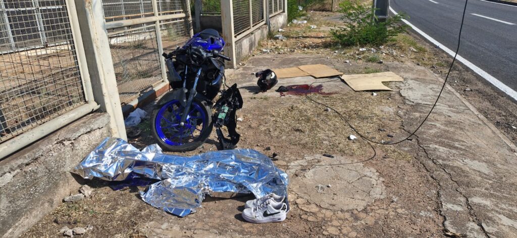 Jovem de 18 anos perde controle de moto e morre ao colidir contra portão em VG