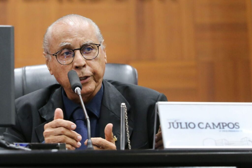 Júlio Campos pede “complacência” ao governador e cobra liberação de emendas