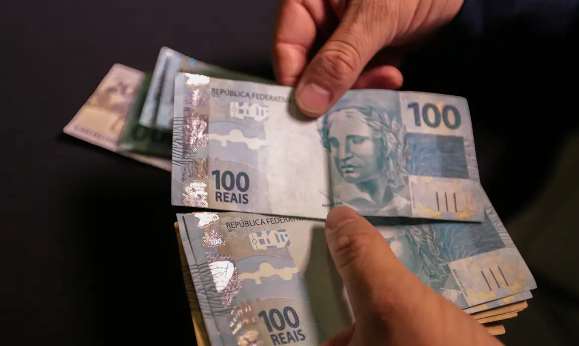Justiça nega ação de servidora por diferenças salariais na conversão da URV para o real