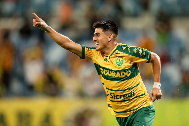 Martínez brilha na estreia, e Cuiabá vence o Volta Redonda por 2 a 0 na Arena Pantanal