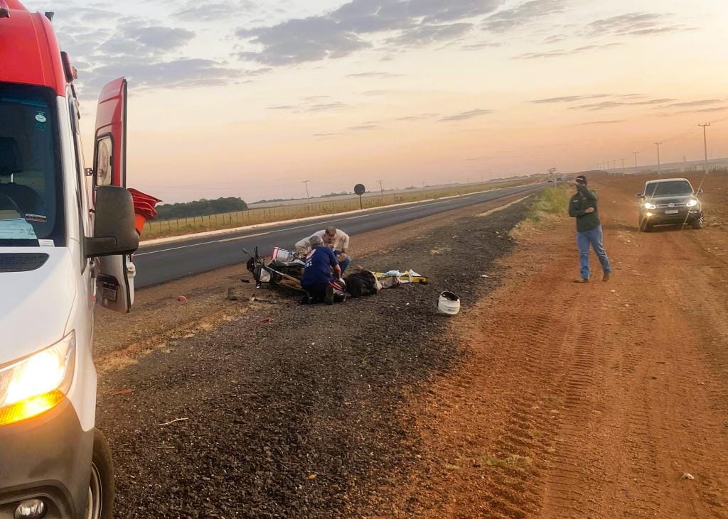 Motociclista fica ferido em acidente com carreta e motorista não presta socorro
