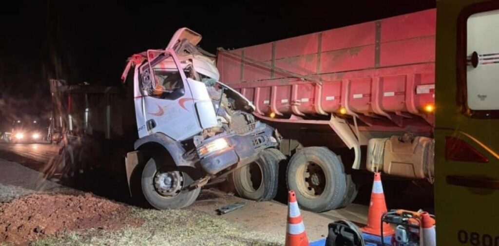 Motorista morre preso às ferragens após colisão entre caminhões na BR-163