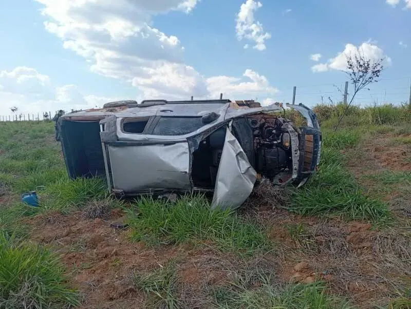 Mulher de 52 anos morre e homem fica ferido após veículo sair da pista e capotar em rodovia federal