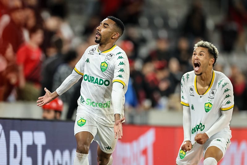 Nos acréscimos, Cuiabá empata e revolta torcida do Furacão; veja