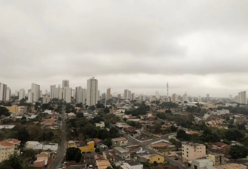 Nova frente fria pode derrubar temperatura para 13°C após recordes de calor em Cuiabá