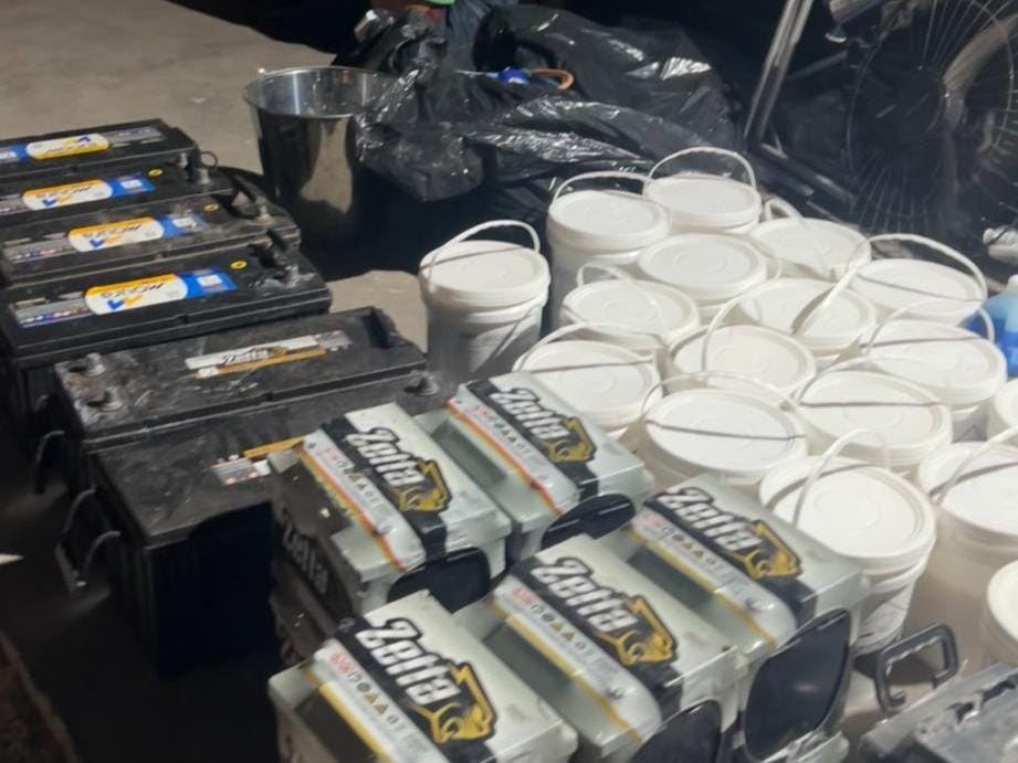 PM prende dupla e recupera produtos químicos e baterias automotivas furtadas