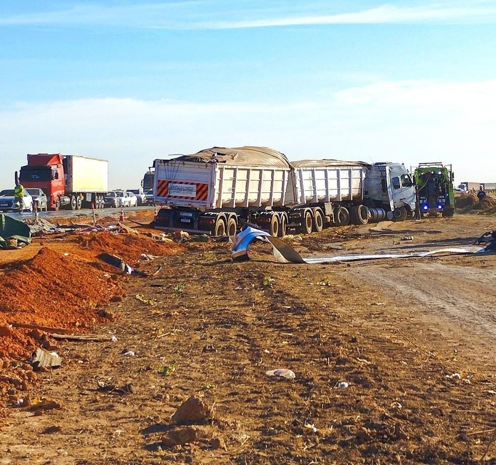 Perícia aponta que colisão na BR-163 ocorreu em curva e que ônibus invadiu faixa da carreta