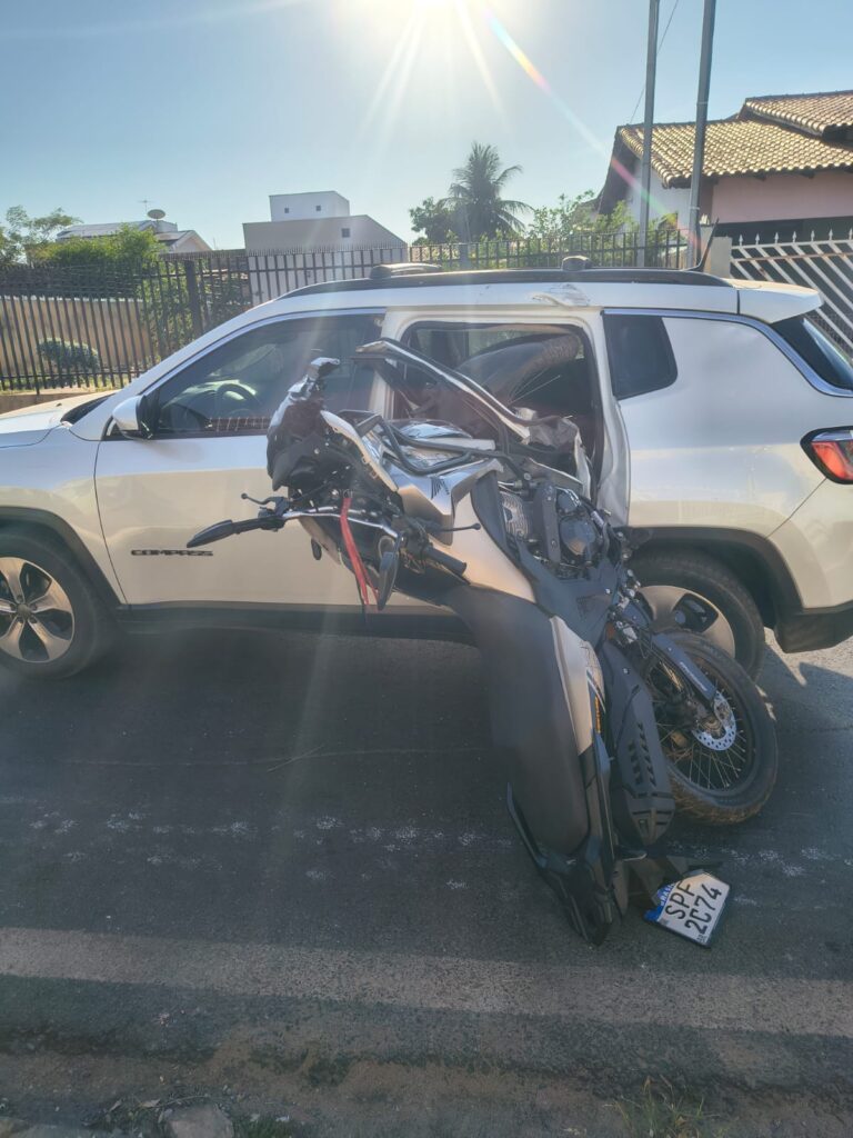 Piloto é arremessado após batida e moto fica pendurada em Jeep em Várzea Grande