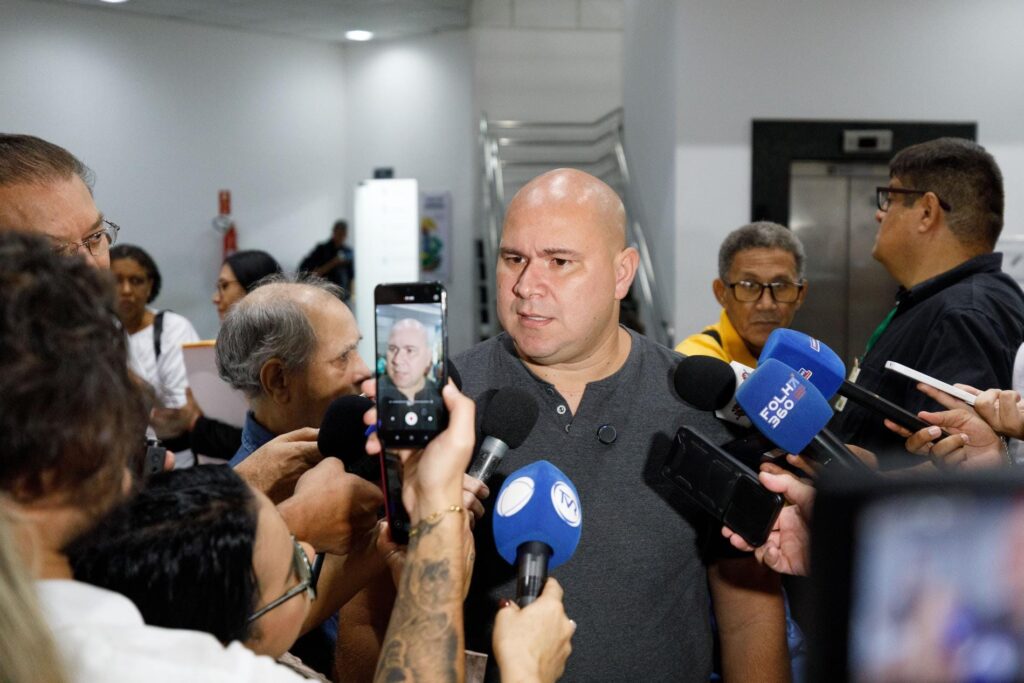 Prefeito diz que se fosse hoje, impediria palestra e anuncia filtro para eventos públicos