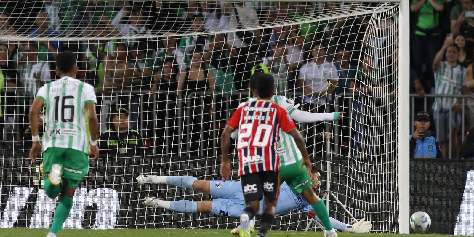 Rafael defende pênalti e São Paulo garante empate na Libertadores