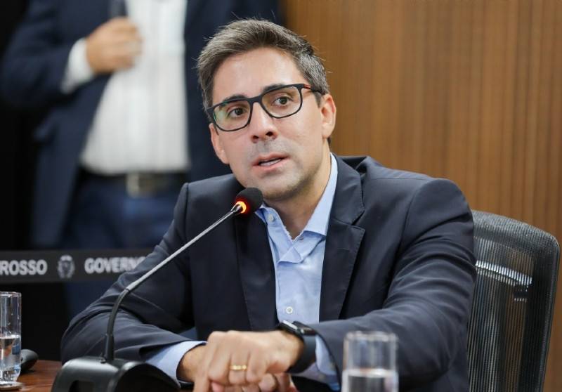 Secretário diz que Seduc já toma providências após foto de alunos fazendo sinal de facção