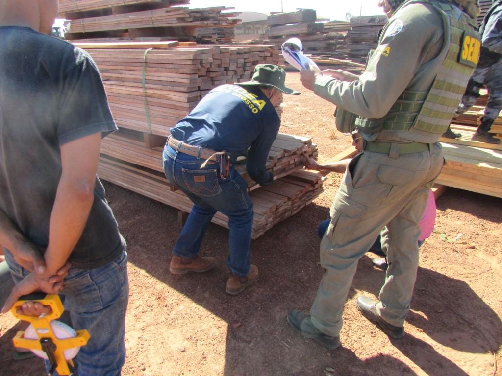 Sema embarga empreendimentos madeireiros e aplica multa de R$ 70 mil