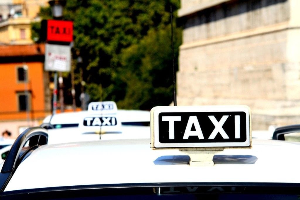 TJ manda concessionária pagar indenização a taxista por vender carro zero km com defeito