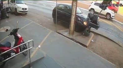 Vídeo flagra momento em que motorista bate carro e morre após sofrer mal súbito na capital