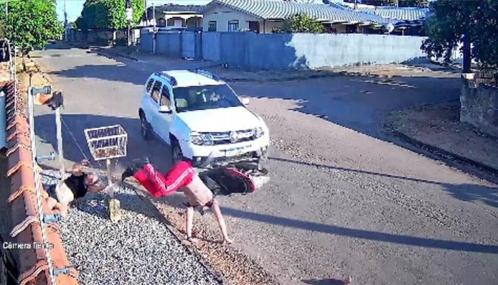 Vídeo mostra mãe e filho sendo arremessados após moto ser atingida por carro