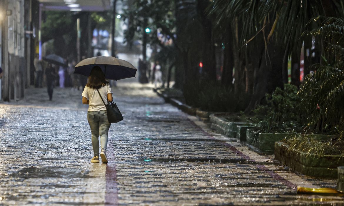 CLIMA E TEMPO: Inmet prevê queda nas temperaturas em 12 estados a partir desta sexta