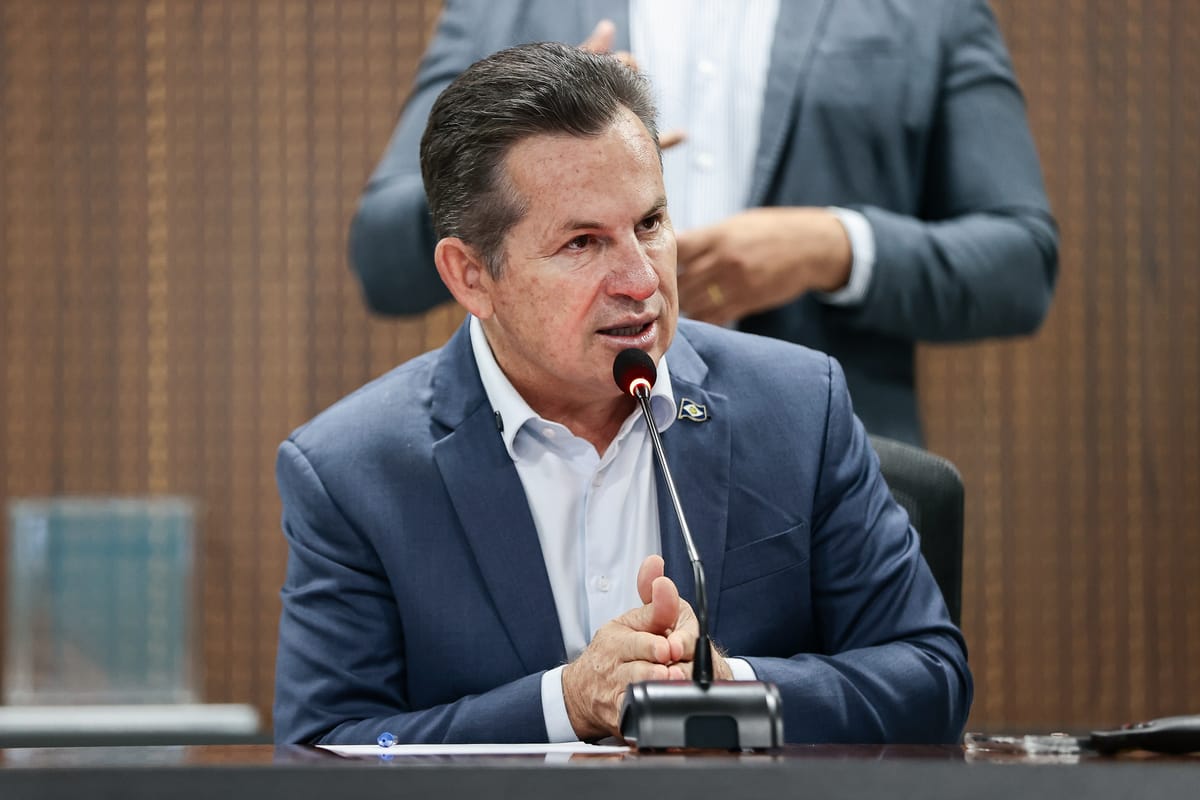 “fala pela boca o que devia sair por outro lugar”