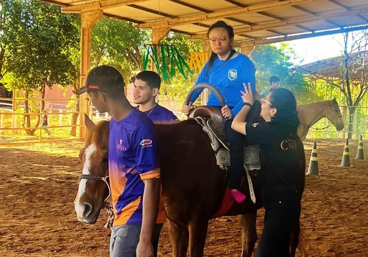 "A equoterapia da Seduc proporcionou mais autonomia e bem-estar para minha filha", afirma professora