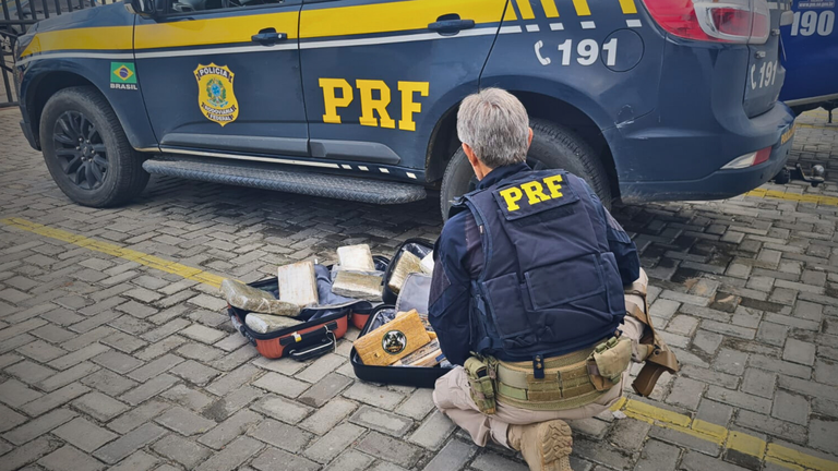 Adolescente desaparecida em MT é flagrada com mala de drogas em rodovia de Sergipe