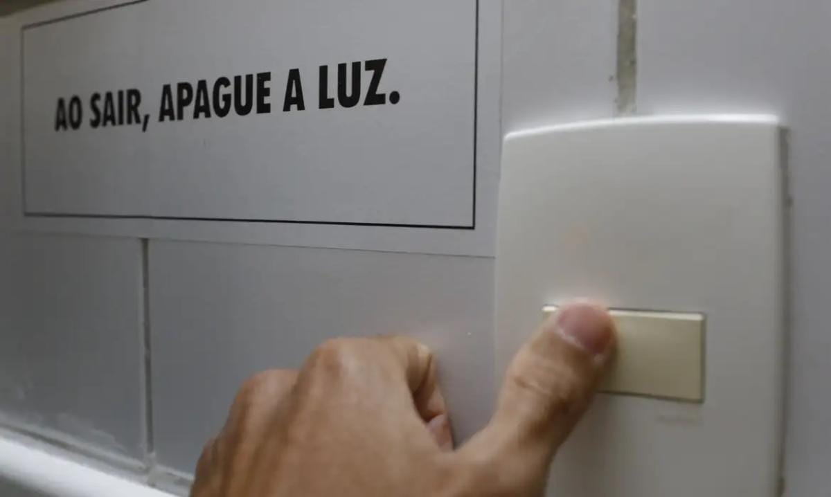 Aneel reduz bandeira na conta de energia elétrica em outubro; veja o que muda