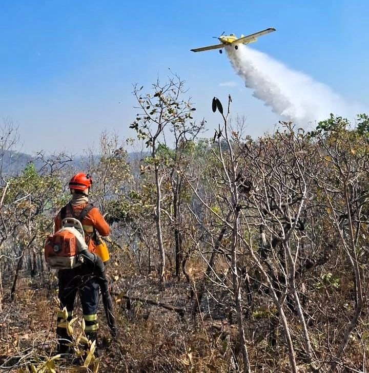 Bombeiros militares controlam focos de incêndio em três frentes na Serra do Roncador em MT