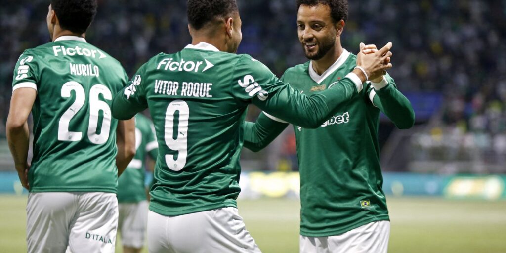 Brasileiro: Palmeiras joga no ritmo de Vitor Roque e goleia o Inter