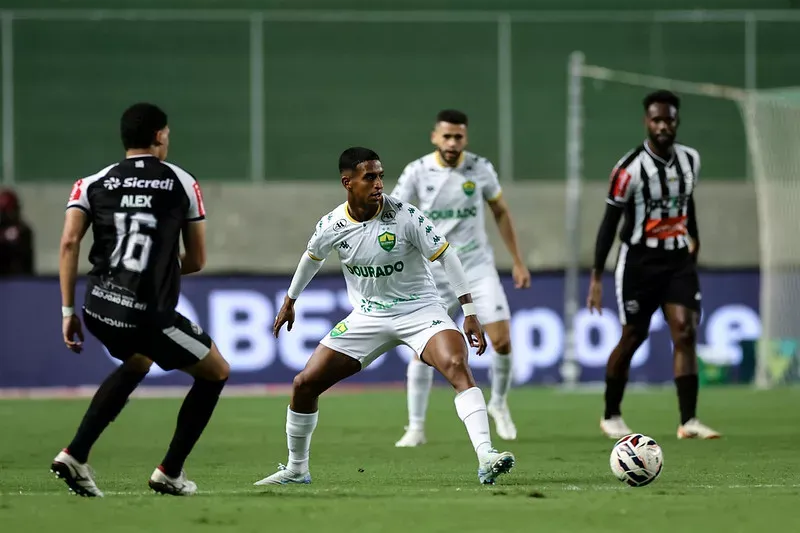 Com desfalques importantes e para se aproximar do G4, Cuiabá recebe o Athletic neste domingo