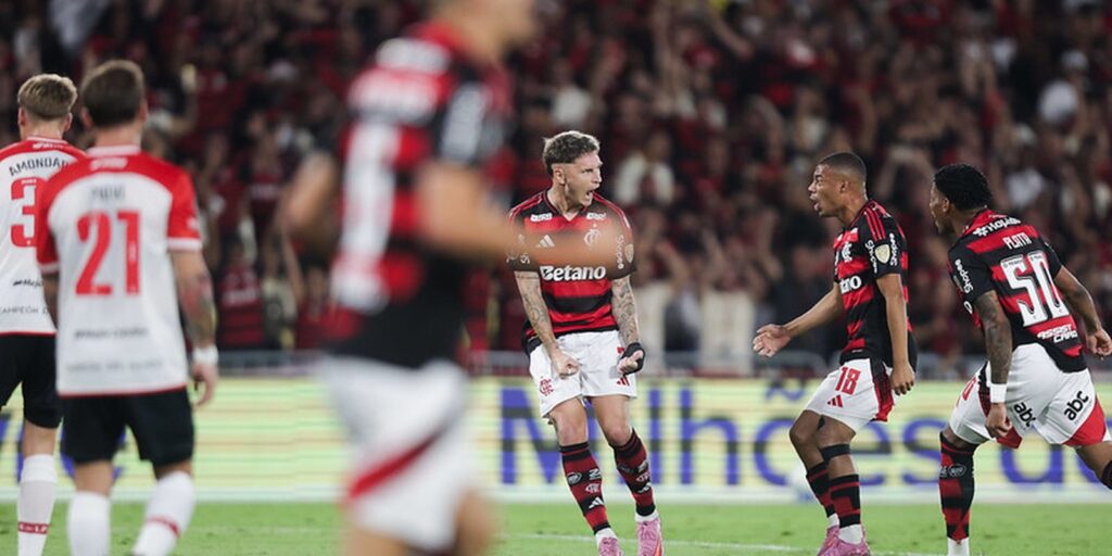 Com direito a gol relâmpago, Flamengo derrota Estudiantes no Maracanã